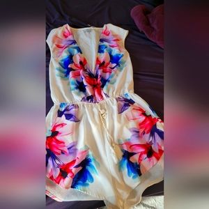 NWT Tobi Deep V-Neck White Floral Print Sleeveless Romper Size Medium